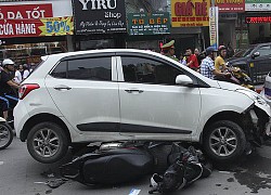 Cụ ông bị tông lọt vào gầm ô tô, người nhà lôi tài xế vào vỉa hè gào thét phẫn nộ