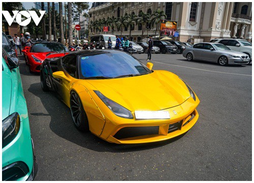 Ferrari 488 GTB độ Liberty Walk tái xuất với "bộ áo" ấn tượng