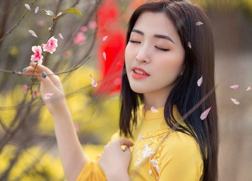 Thiếu nữ xứ Thanh đẹp tựa nàng thơ, dạo bước đón Xuân sớm