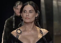 Minh tinh Demi Moore gợi cảm diễn thời trang, mặt khác lạ nghi phẫu thuật thẩm mỹ