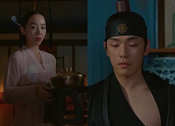 'Mr. Queen' tập 15: Shin Hye Sun hóa 'kẻ điên' thời Joseon, mê mẩn body Hoàng Thượng Kim Jung Hyun sau đêm 'nồng cháy'?