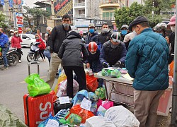 Người dân tranh thủ tiếp tế cho người thân trong khu vực phong tỏa