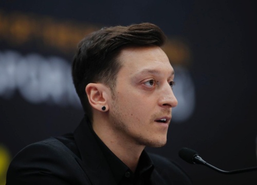 Ozil đoạn tuyệt bóng đá Đức trong ngày ra mắt Fenerbahce