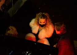 Rita Ora tự giác cách ly sau tiệc sinh nhật bê bối