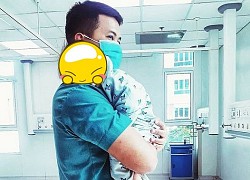 Rơi nước mắt cảnh cha chăm con nhỏ nơi hành lang bệnh viện