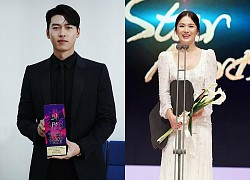 Song Hye Kyo bị "đào mộ" lại loạt ảnh tại APAN Star Awards 2013 khi Hyun Bin nhận giải Daesang