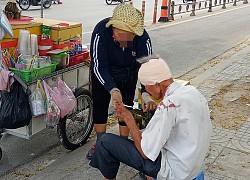 Thấy vết máu trên vai áo cụ ông, cô bán hàng rong có hành động khiến tất cả ấm lòng