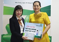 Trao thưởng cho khách hàng tham gia chương trình "Chi tiêu online, tương lai đón xế"