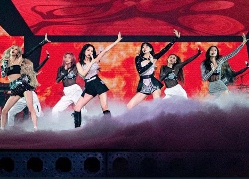 BLACKPINK diện toàn đồ đẹp trong concert The Show nhưng vẫn có một bộ khiến netizen khó cảm