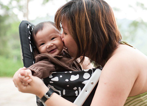 Không phải vấn đề cho con bú nơi công cộng, đây mới là chi tiết khiến nhiều người tranh cãi