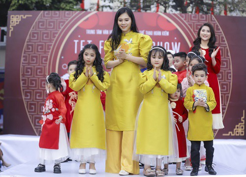 "TET FASHION SHOW" lan tỏa thông điệp yêu thương do NTK Tạ Ngọc Hoàng Lan làm đạo diễn