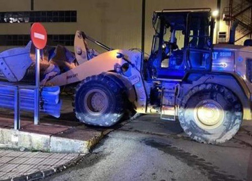 Bất mãn trong công việc, cựu nhân viên của Mercedes lái xe ủi phá hỏng hơn 50 chiếc ô tô