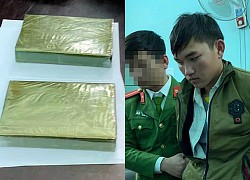 Cất giấu 2 bánh heroin trong áo khoác