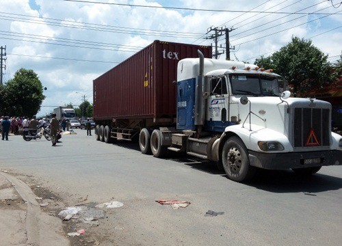 Container đánh lái "nuốt" ô tô con vào gầm, nhân tố gây họa vẫn bình tĩnh dắt xe đạp qua đường