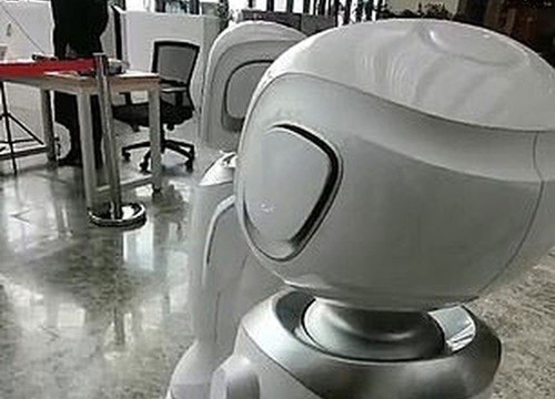 Hai robot cãi nhau trong thư viện ở Trung Quốc