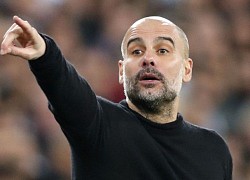 Ngỡ ngàng: Pep dạy chiến thuật cho học trò ngay trên sân sau khi thắng Chelsea