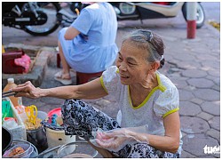 "Quán nem bà còng" không bàn, không bát, nức tiếng Hà thành 20 năm