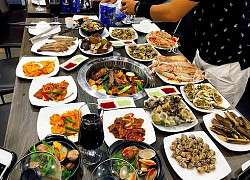 Sợ hãi trước cảnh giành giật nhau từng con tôm khi đi ăn buffet hải sản, ai nhìn vào cũng thấy ngao ngán