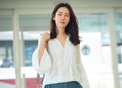 Son Ye Jin "hạ đo ván" Song Hye Kyo về style sân bay: Người biến sân bay thành sàn diễn, người mãi ăn vận xuề xòa cẩu thả