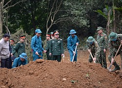 Thượng tướng Đỗ Căn kiểm tra công tác tìm kiếm, quy tập hài cốt liệt sĩ tại tỉnh Hòa Bình