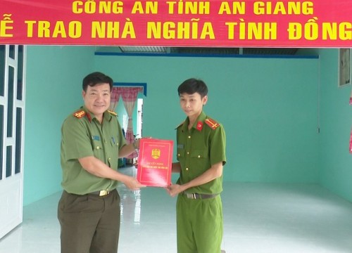 Công an tỉnh An Giang trao nhà "Nghĩa tình đồng đội", "Nhà tình thương"