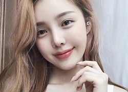 Gộp rửa mặt với massage nâng cơ, "phù thủy make-up" xứ Hàn hé lộ làn da U40 như mới 20