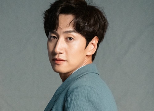 Lee Kwang Soo sắp vào vai anh hùng chính trực, dân tình chọc quê: "Anh đừng tấu hài đấy nhá!"