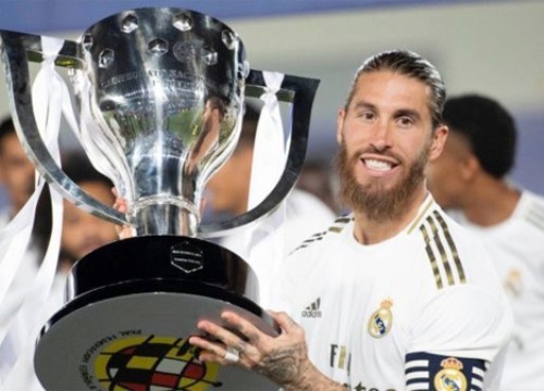 Sergio Ramos cởi trần đứng giữa trời tuyết