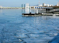 Sông Hàn ở Seoul đóng băng toàn mặt sông