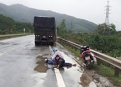 Hai mẹ con gào khóc bên thi thể người đàn ông tử nạn giữa đường