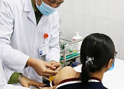 Ba cô gái thử vaccine Covid-19 liều cao nhất