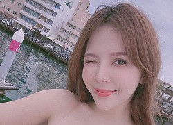 Khoe ảnh selfie trên sóng, nàng hot girl vô tình để lộ nguyên vòng một không che đậy của bạn thân phía sau