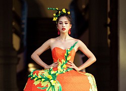 Hoa hậu Tiểu Vy diện váy dáng phồng lạ mắt, khoe chân dài cực gợi cảm trên sàn catwalk