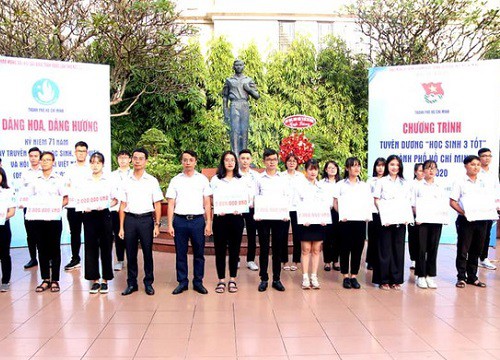 Hội Sinh viên TP. HCM trao học bổng cho cán bộ Hội tiêu biểu