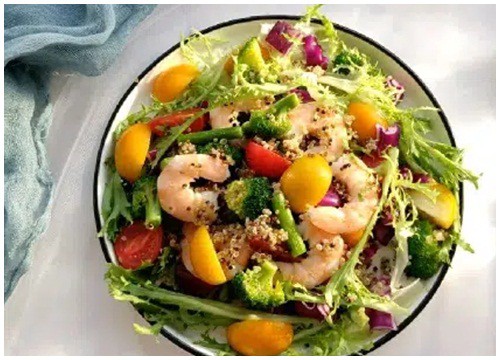 Mách chị em cách làm salad rau củ giải ngấy: Thao tác chưa đầy 15 phút là có ngay đĩa salad xanh mướt, nhìn là thích ăn là mê!