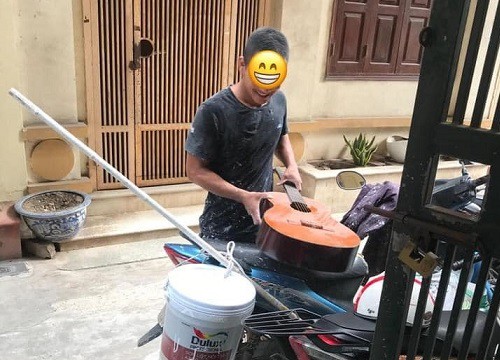 Nụ cười hạnh phúc của anh thợ sơn khi "xin" được chiếc đàn guitar cũ