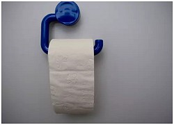 Nửa đêm dậy đi vệ sinh, bắt gặp trộm đang uống cà phê trong toilet