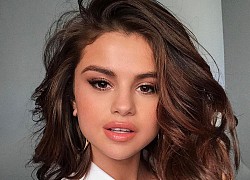 Selena Gomez chứng minh vị thế "nữ hoàng selfie" với màu môi cực nổi mà bạn có thể muốn thử đấy