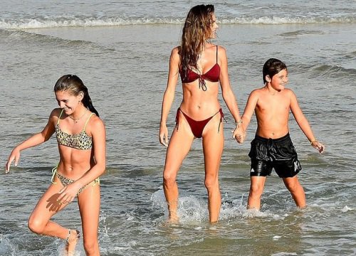 Siêu mẫu áo tắm Alessandra Ambrosio nô đùa cùng con trên biển