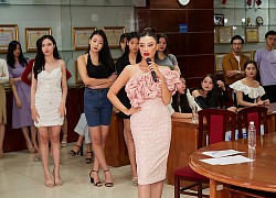 Á hậu Kim Duyên xinh đẹp rạng rỡ, thần thái ngời ngời khi huấn luyện các thí sinh Miss Hutech 2021