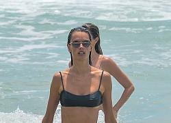 Alessandra Ambrosio đẹp như tạc tượng với bikini ở biển