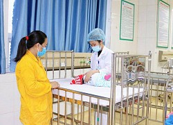 Bé 2 tháng tuổi tím tái do ba mẹ rửa bơm mũi ở nhà, bác sĩ nhi khoa nói gì?