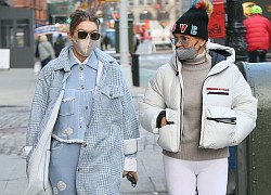 Gigi Hadid diện đồ khỏe khoắn đi chơi cùng mẹ sau gần 6 tháng sinh con