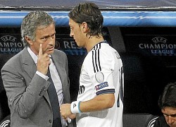 HLV Mourinho phản bác Ozil