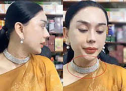 Lâm Khánh Chi gây rùng mình với vùng cổ nhăn nheo, chi chít nốt sần