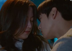 Moon Ga Young - Cha Eun Woo toan "đóng cảnh nóng" thì bị "đôi tay bí ẩn" cản lối ở tập 9 True Beauty, tức ghê!