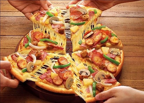 Vợ chia sẻ cách ăn pizza kỳ lạ của chồng, dân mạng thi nhau khuyên cô nên ly dị ngay còn kịp