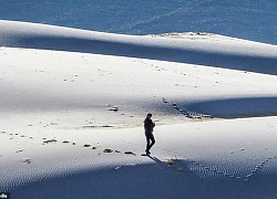 Băng tuyết bất ngờ phủ trắng sa mạc Sahara