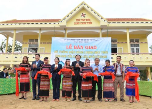 Cảng Quy Nhơn mang điện về làng nghèo Canh Tiến