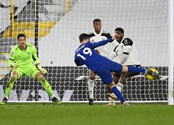 Chelsea vất vả thắng 10 người của Fulham